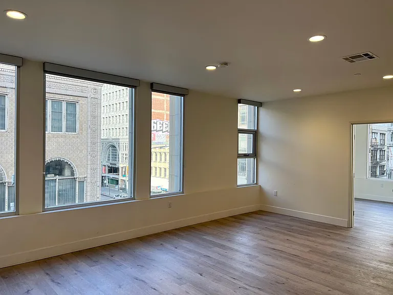 314 W 6th St #305 — Photo 26