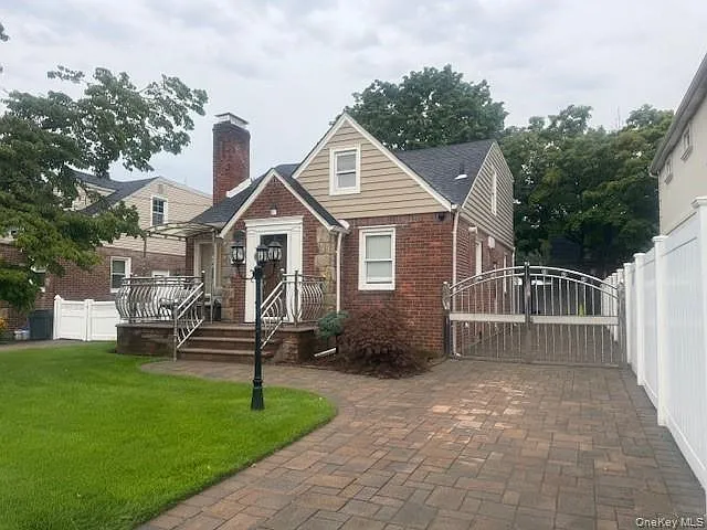 302 Oakford St — Photo 2