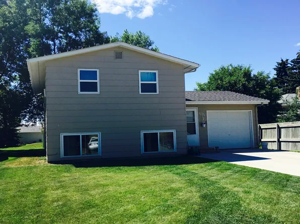 1121 Kelly Ave NE, Devils Lake, ND 58301