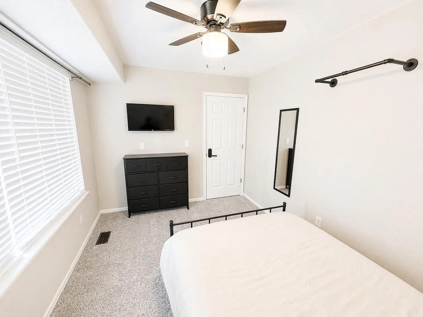 4 bed, 4.0 bath, 3000 sqft, $940 — Photo 2