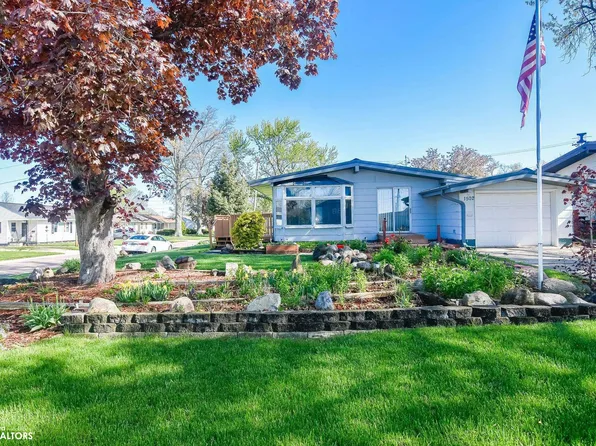 1502 Laurel Dr, Marshalltown, IA 50158