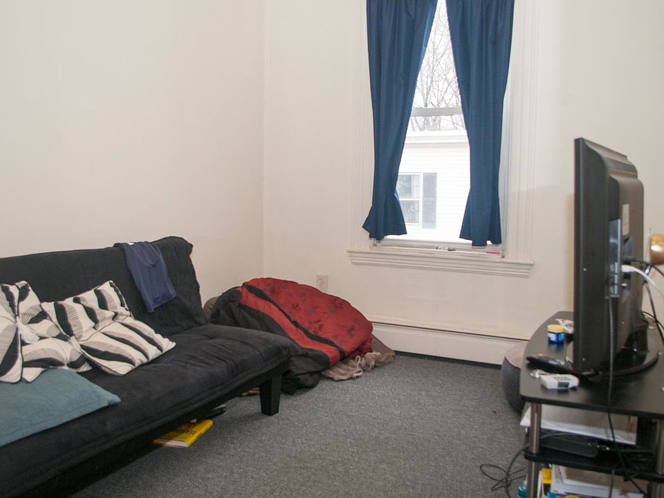 2nd image of 518-520 Putnam Ave Unit 8