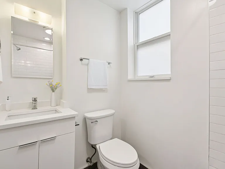 1650 W. Roscoe St. — Photo 28