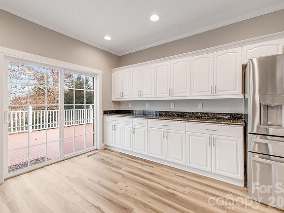 5th image of 402 Sweetbriar Rd N