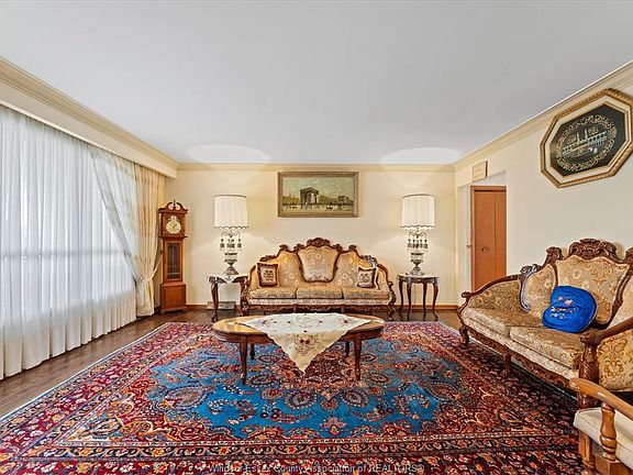 4th image of 1464 Roxborough Blvd