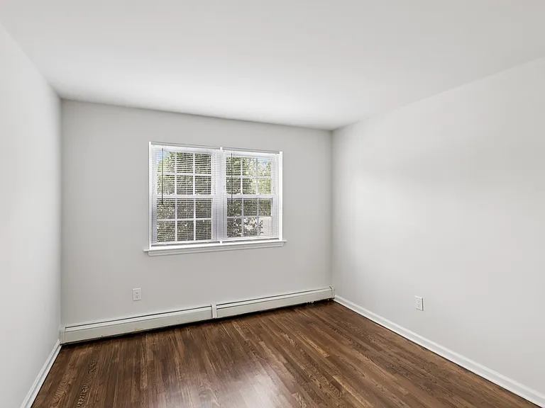 Queens Gardens Apartments — Photo 23