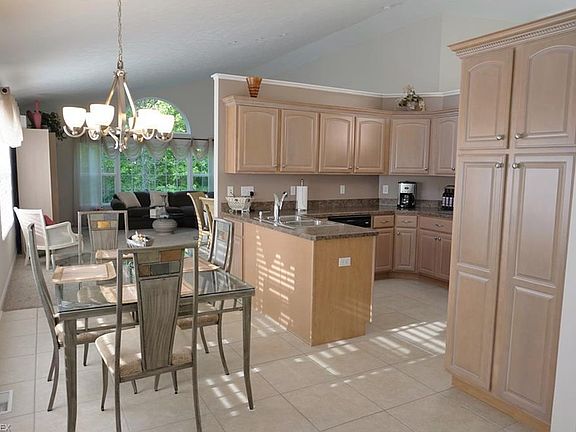 3rd image of 1090 Somerset Ln