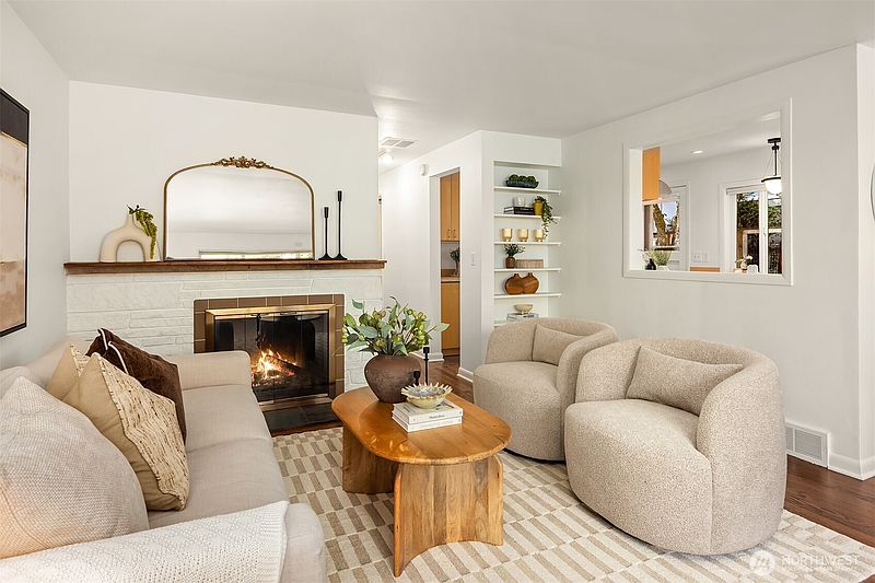 2nd image of 4233 NE 88th Street