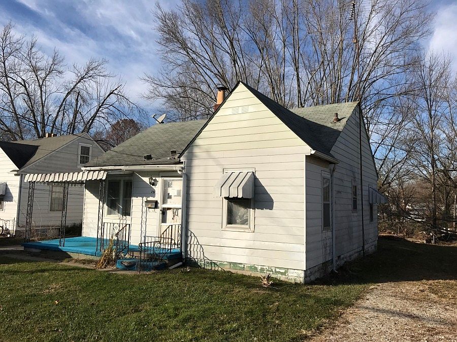 2nd image of 220 E Main St