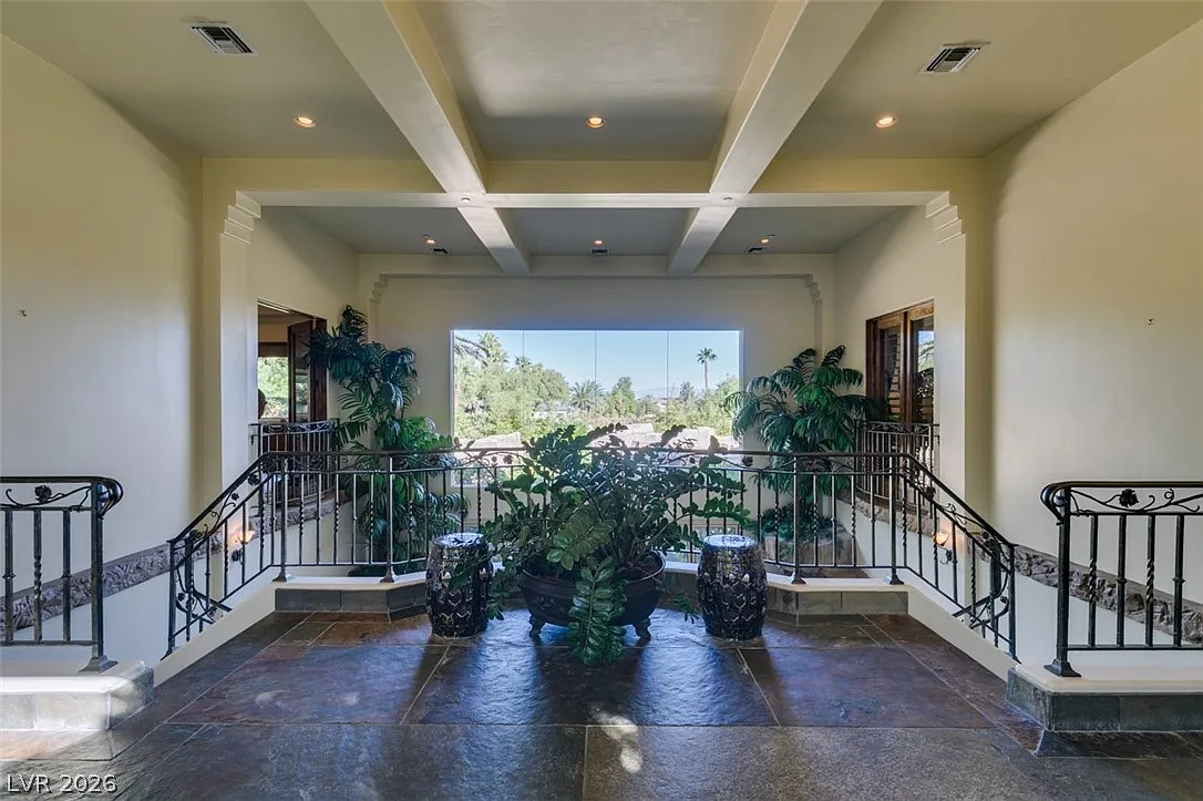 4 bed, 4.5 bath, 5259 sqft, $9,950 — Photo 4