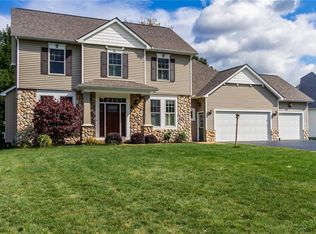 230 Gallant Fox Ln, Webster, NY 14580