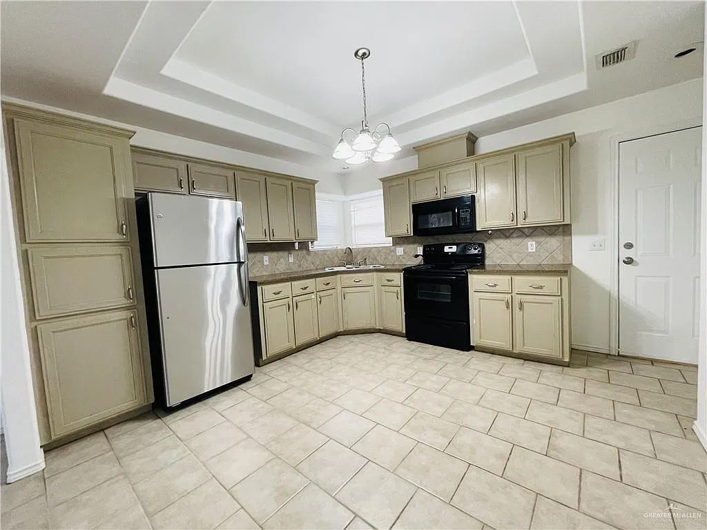 2401 Moonlight Ln — Photo 3