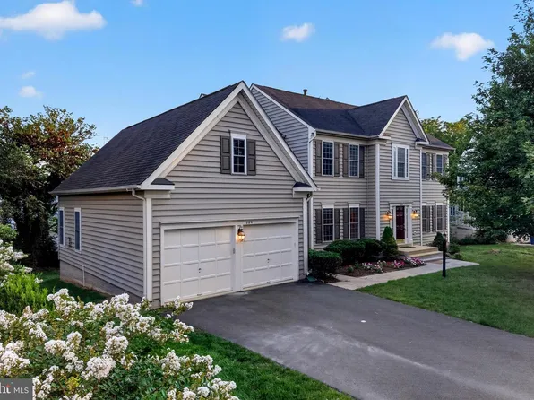 889 Ballou St, Herndon, VA 20170
