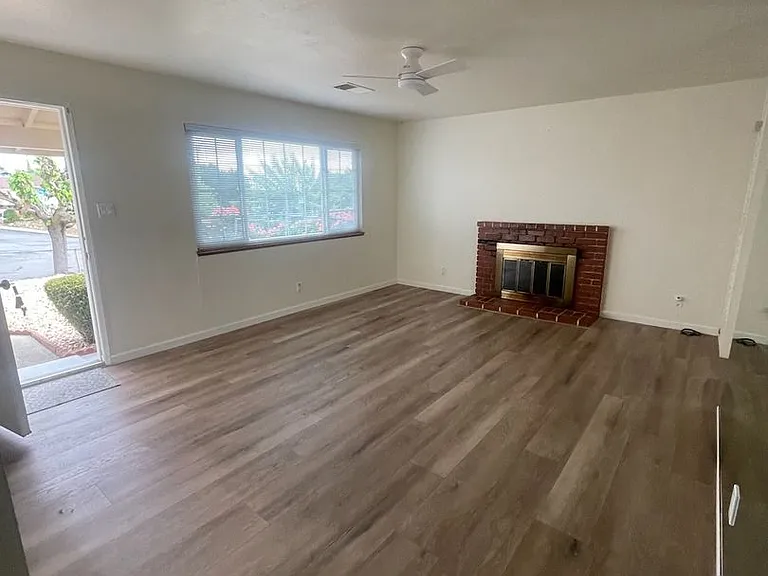 300 Swan Way — Photo 2