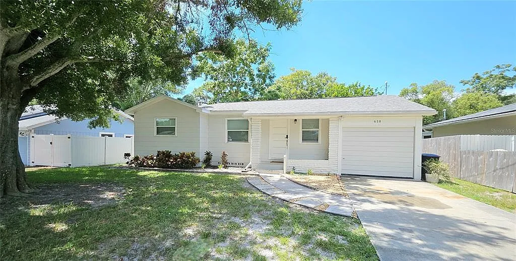 3 bed, 1.0 bath, 997 sqft, $2,500 — Photo 2