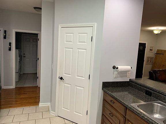 5th image of 147 Rebecca Ln W