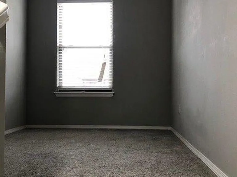 600 SW Loudon Dr #1 — Photo 7