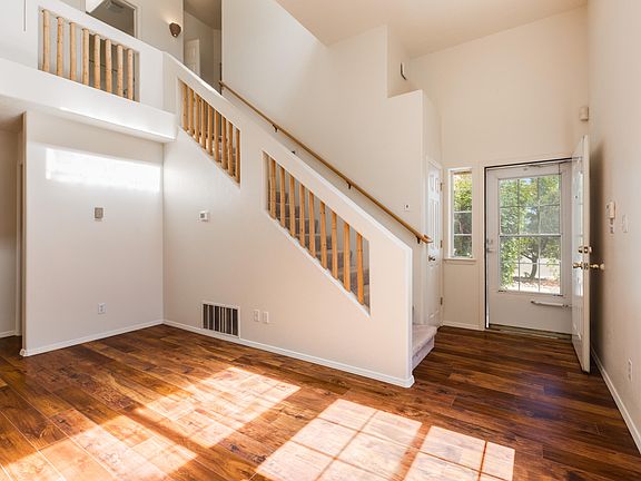 3rd image of 635 Reeves Pl SW