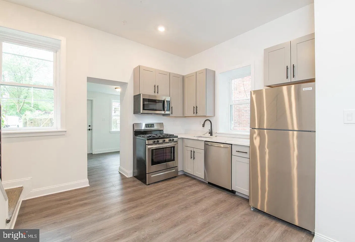 5 bed, 2.5 bath, 2000 sqft, $4,500 — Photo 4