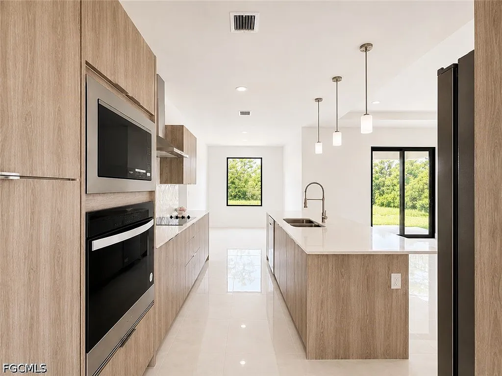 4 bed, 3.0 bath, 1935 sqft, $2,699 — Photo 3