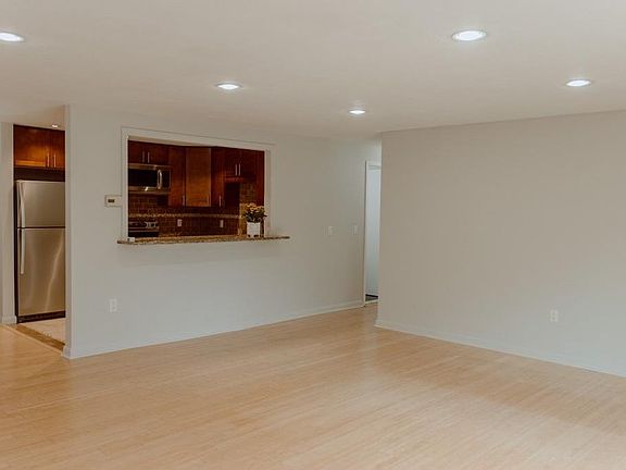 4th image of 16 Williamsburg Ct Unit 23