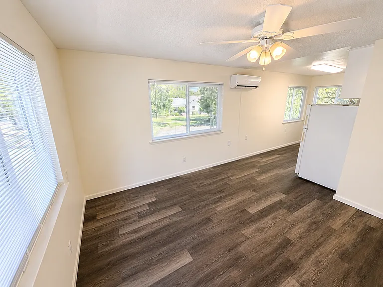 1165 Magnolia Ave — Photo 2
