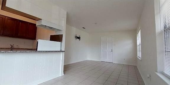 4th image of 216 Marion Ct