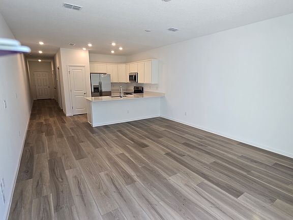 3rd image of 633 Holly Lakes Dr