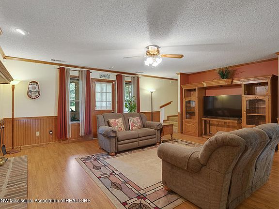5th image of 8235 Oakwood Ln