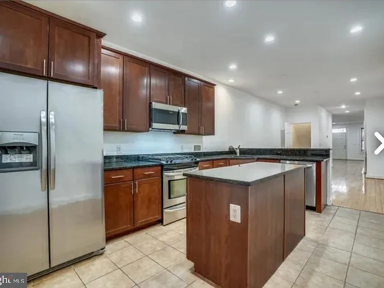 111 E Cross St — Photo 8