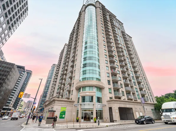200 Rideau St #1704, Ottawa, ON K1N 5Y1