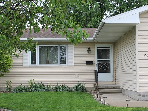 2nd image of 204 Blaine St