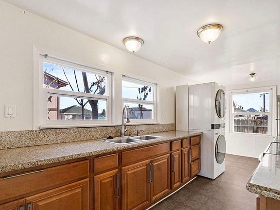 4th image of 424 W 10th St