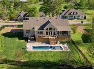 524 Country Club Dr, Dickson, TN 37055