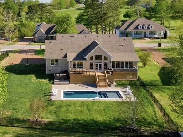 524 Country Club Dr, Dickson, TN 37055