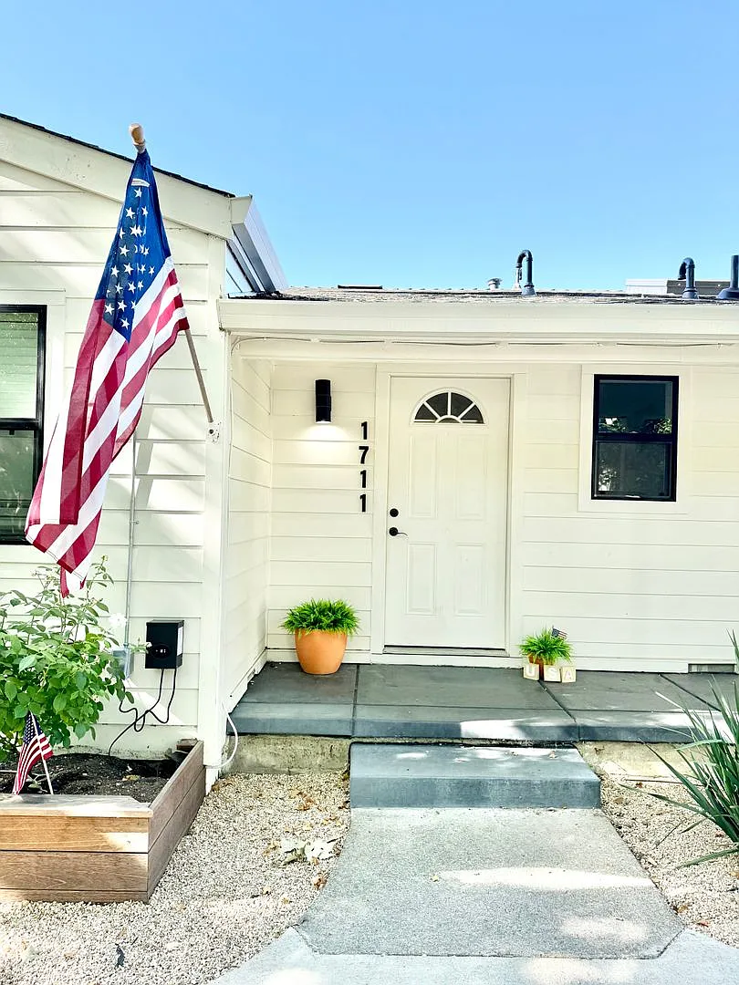 Beautiful Remodeled Calistoga Home On Desirable Tree Lined Street — Photo 3