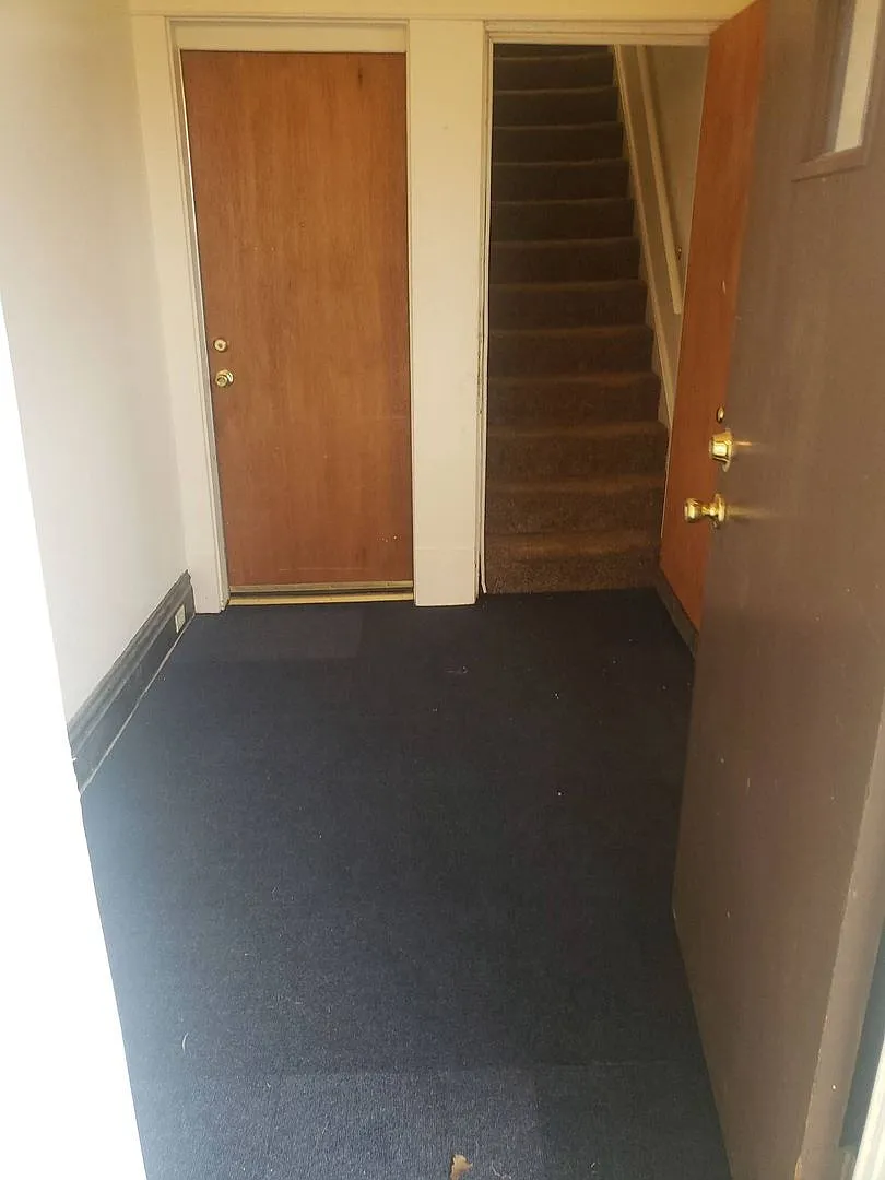 2 BR Upper Apartment Near Promenade Park — Photo 2