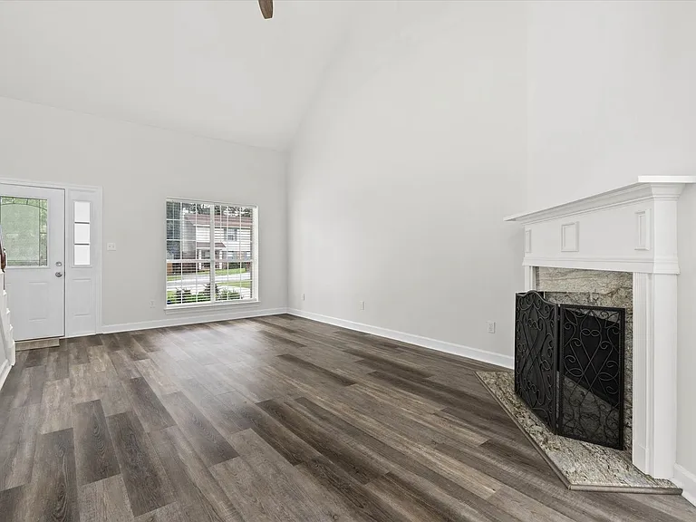 1009 Pinemont Dr — Photo 3