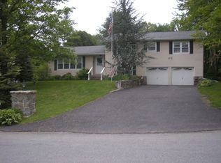 8 Manor Dr W, Poughkeepsie, NY 12603
