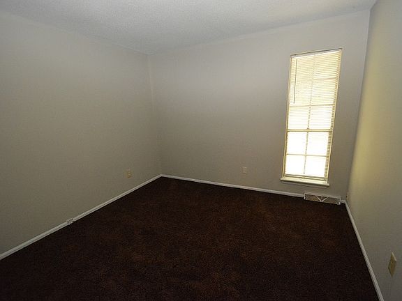 5th image of 303 E Montcastle Dr