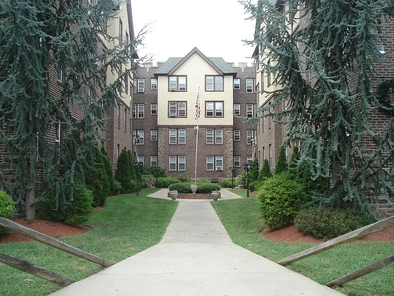 English Manor Apartments- Beautifully kept secret in Mt. Airy — Photo 23