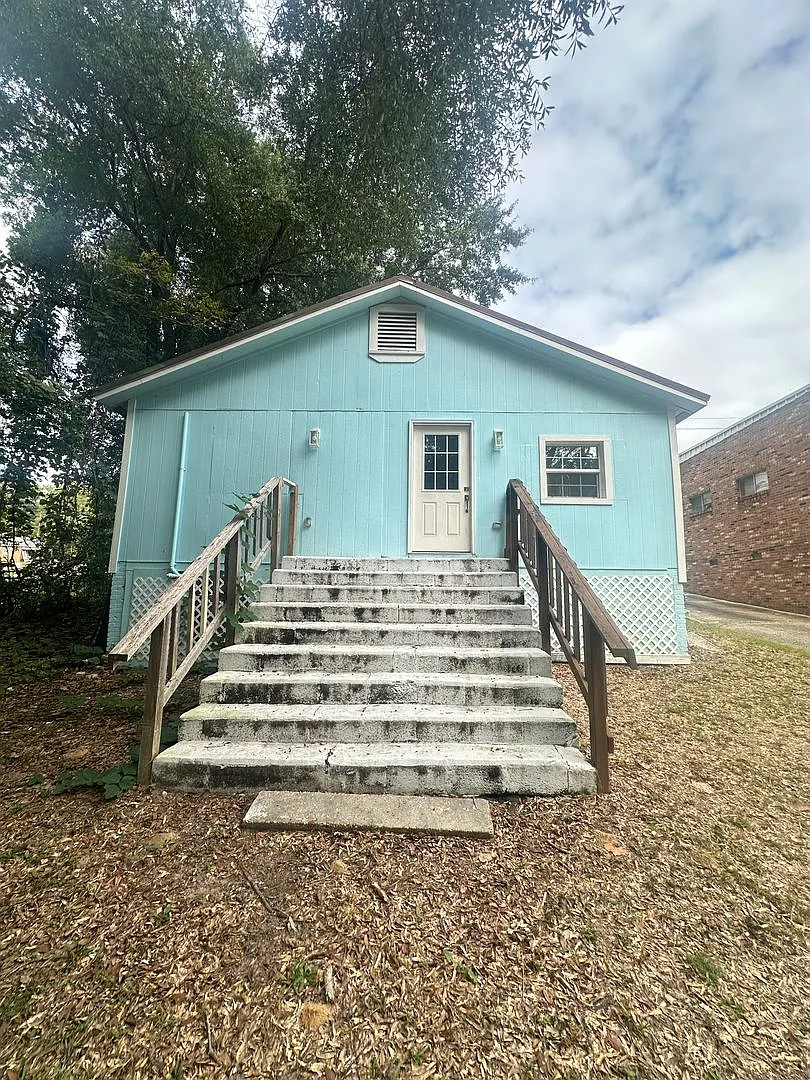 410 Glover Ave — Photo 2