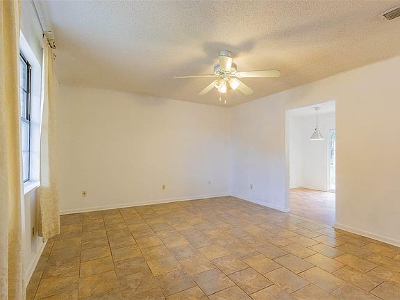 3rd image of 5533 Woodcrest Dr