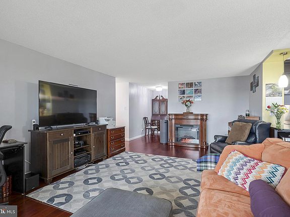 4th image of 203 Yoakum Pkwy APT 1826