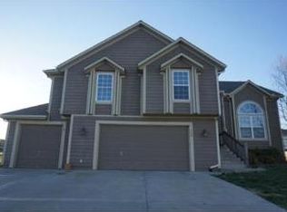 700 Cedar Ridge Dr, Raymore, MO 64083