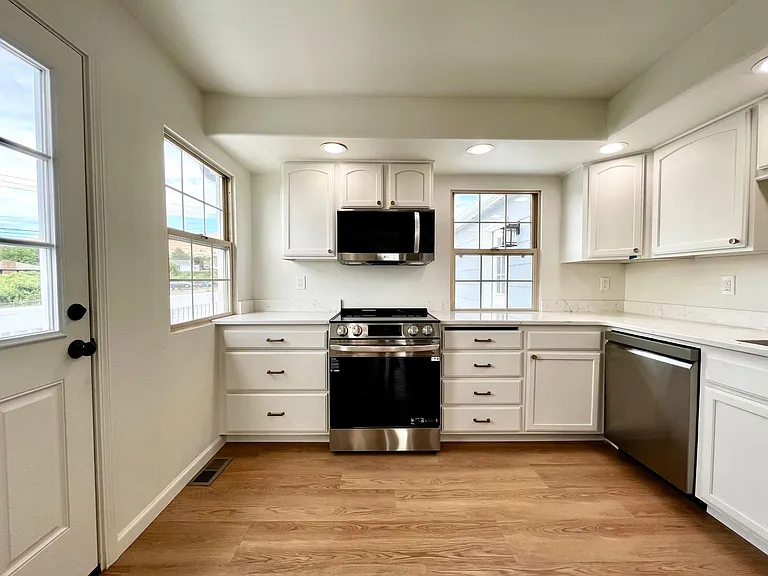 5204 Roza Hill Dr — Photo 6
