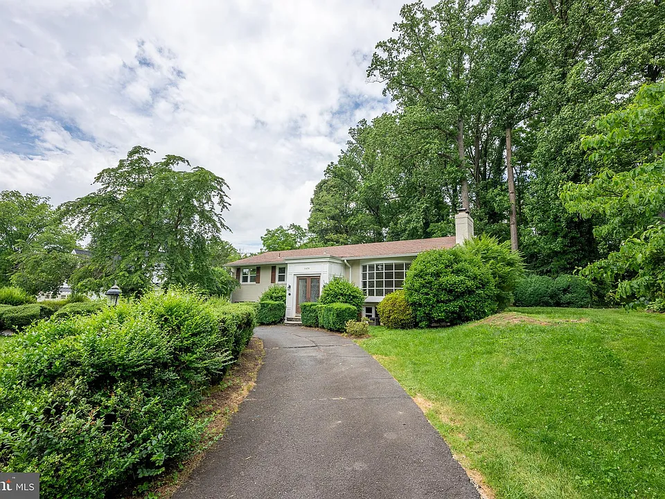 6438 Woodville Dr