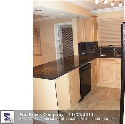 3rd image of 841 SE 22nd Ave APT 7