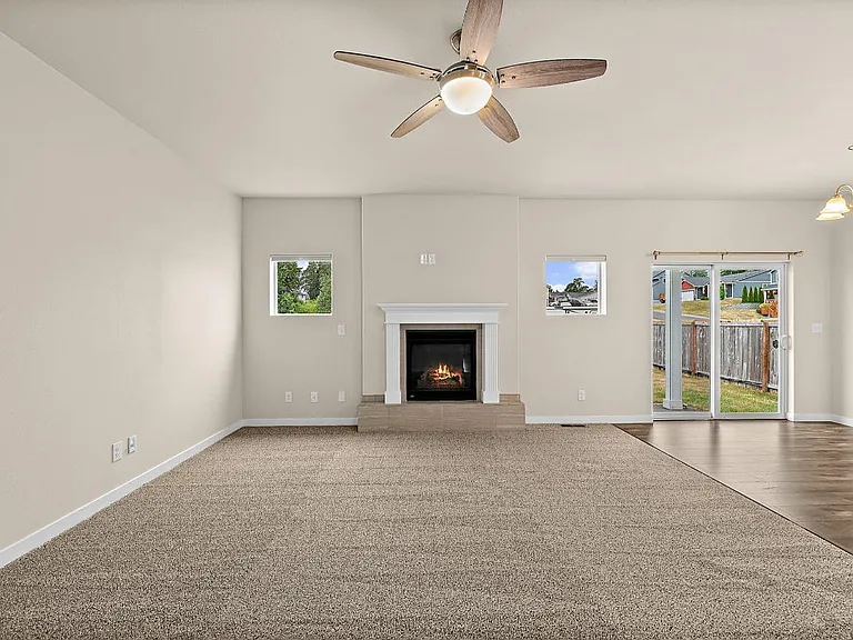 702 Hubbard Rd SE — Photo 14