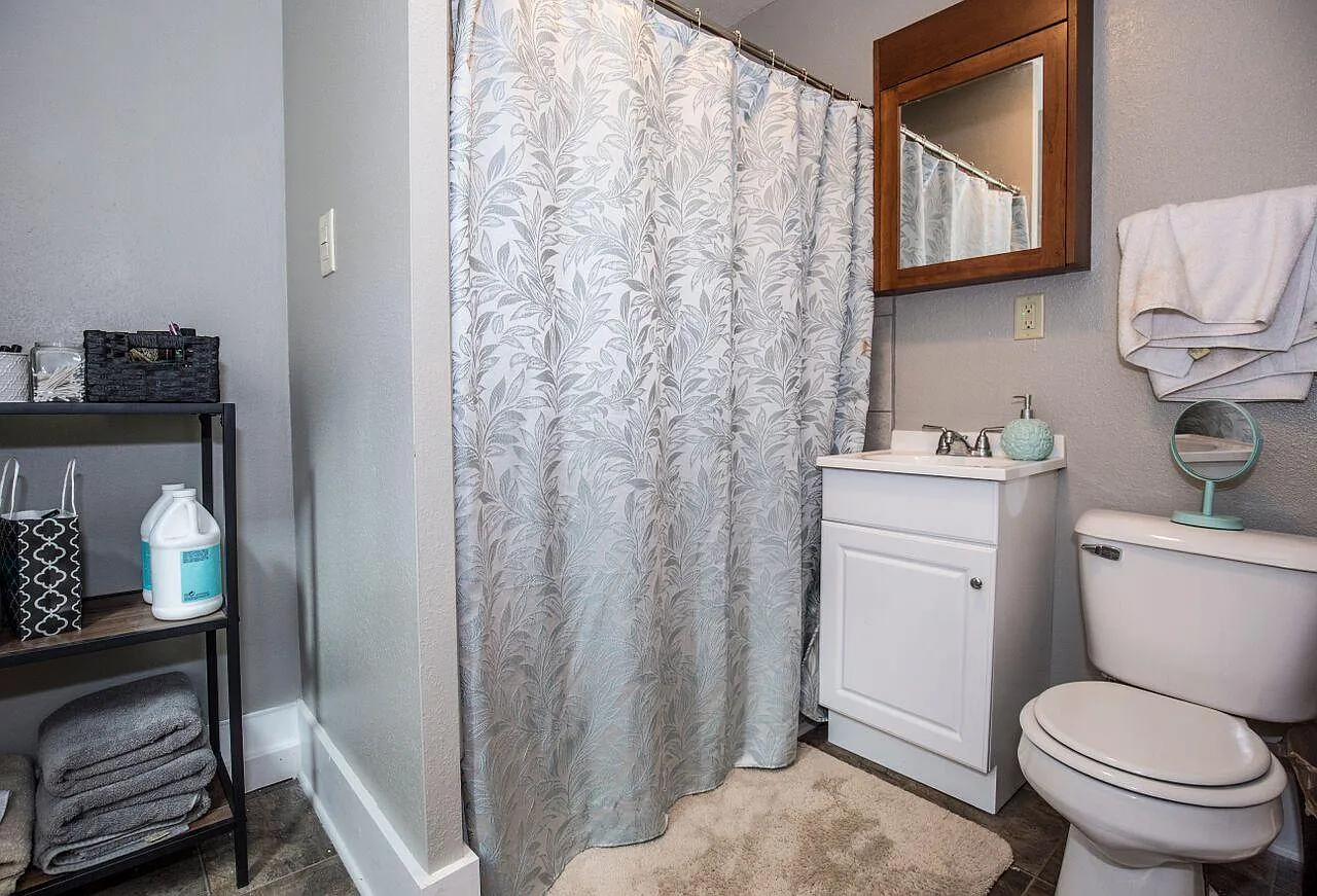 546 E Potter Ave — Photo 4
